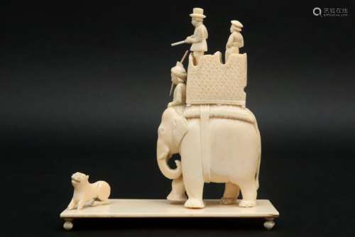 Oude Indische sculptuur in ivoor met een jachttafereel : 