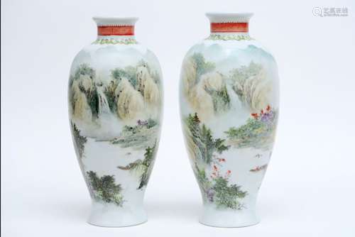 Paire de vases chinois d'époque République de Chine en porce...