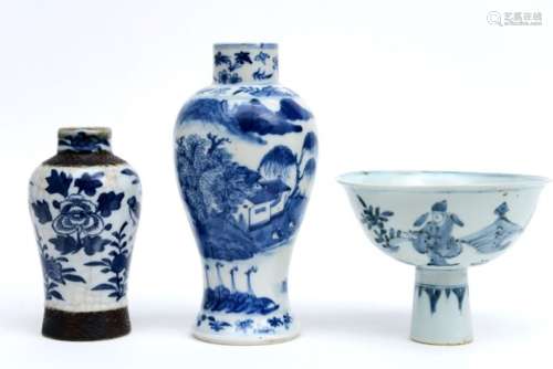 Lot (3) Chinees porselein met blauwwit decor : twee vaasjes ...