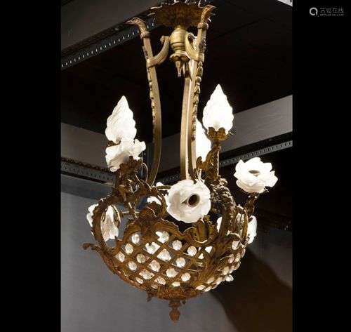 Lustre 'antique' en forme de corbeille avec une monture en b...