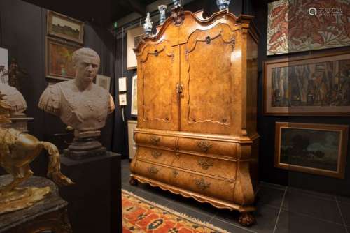 Achttiende eeuws kabinet in blond wortelhout met een gegalbe...
