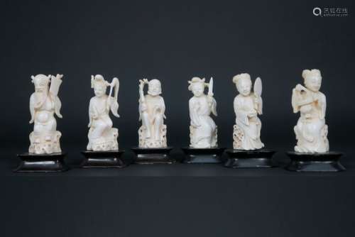 Série de six petites sculptures chinoises anciennes en ivoir...