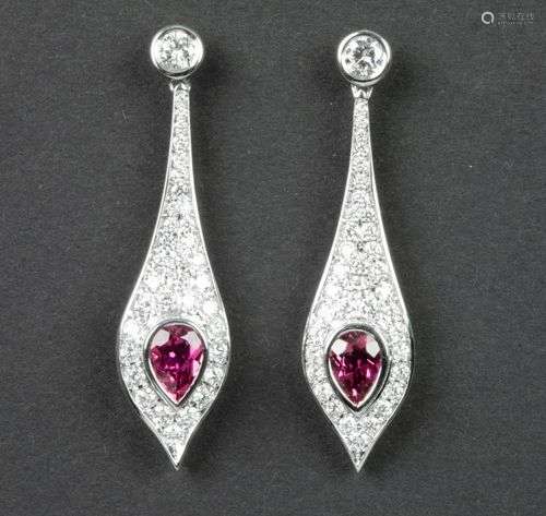 Superbe paire de boucles d'oreilles en or blanc (18 carats) ...