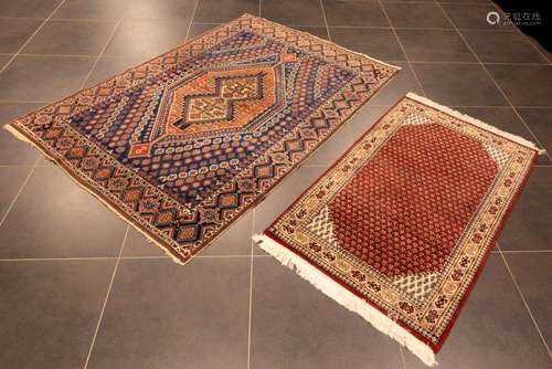 Lot d'un tapis indien Mir et d'un tapis persan Afshar - 155 ...