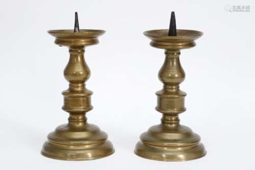 Paire de chandeliers flamands du XVIIe siècle avec modèle de...