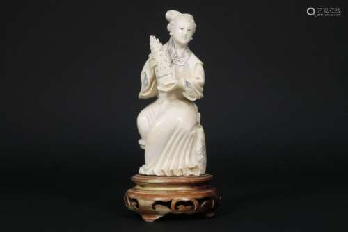 Sculpture chinoise en ivoire à l'effigie d'une dame de cour ...