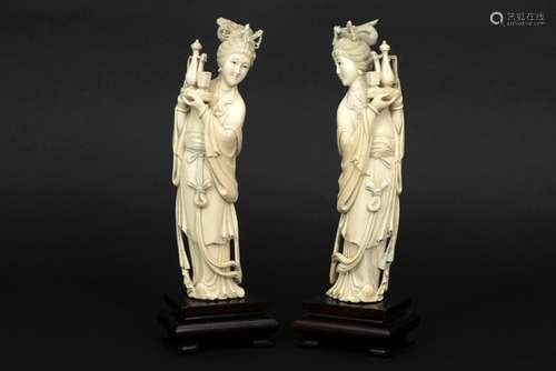 Paire de sculptures chinoises en ivoire : 