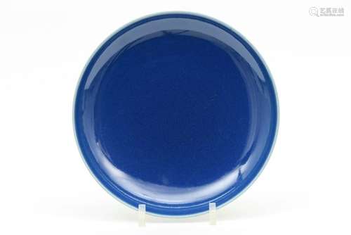 Plat chinois en porcelaine marquée avec une glaçure bleu pou...