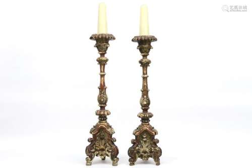 Paire de chandeliers baroques anciens en bois sculpté avec r...