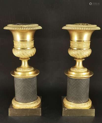 Paire de cassolettes, bronze à double patine. H. : 25 cm.