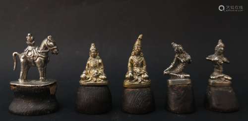 Cinq statuettes miniatures en argent et argent doré Tibet, X...