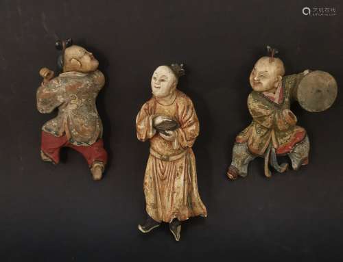 Trois petits personnages en ivoire et bois peint Chine, XVII...