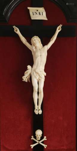 Grand christ en ivoire sur une croix en bois noirci, crâne e...