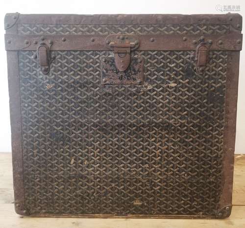 GOYARD. Malle de voyage en toile goyardine, le dessus renfor...