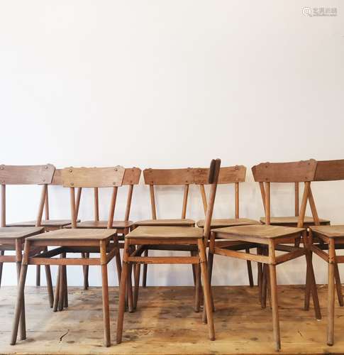 Ensemble de 10 chaises composées d'une pièce métallique stru...