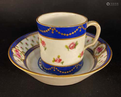 SEVRES. Tasse et sous tasse en porcelaine à décor d'un semi ...