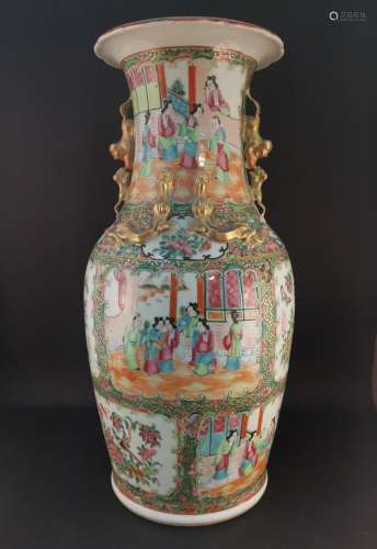 CHINE. CANTON. Vase à décor en réserve de scènes de pavillon...