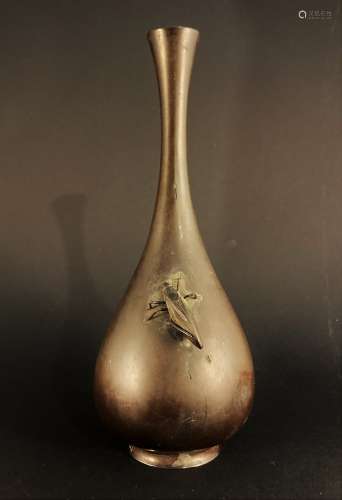 JAPON. Vase soliflore à décor en relief d'un grillon. Bronze...