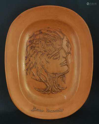 Jean MARAIS (1913-1998). Plat à décor d'un visage formé par ...