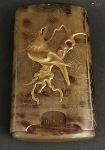 JAPON. Etui en écaille à décor d'oiseaux en laque et dorure....