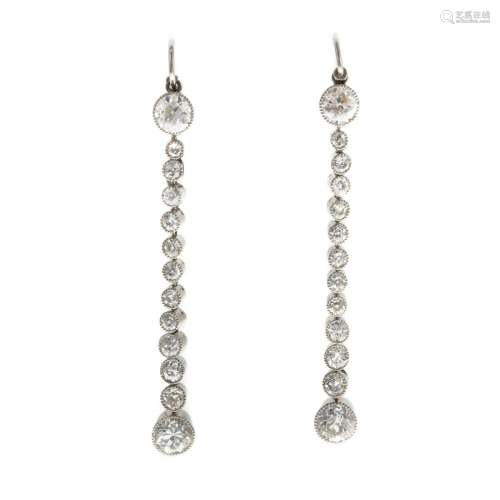 A Pair of Antique Diamond Dangle 92 in 18K
