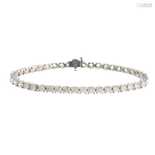 A 8.38 ctw Tennis Bracelet in Platinum