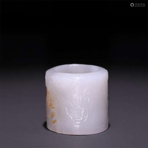 A Carved Jade Figure Patterned Thumb Ring