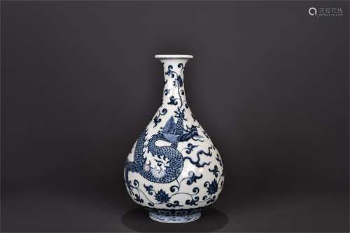 A Blue & White Porcelain Spring Vase with Dragon