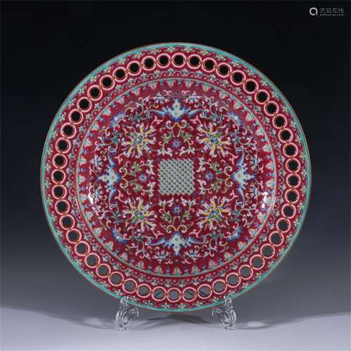 A Decorative Famille Rose Porcelain Plate