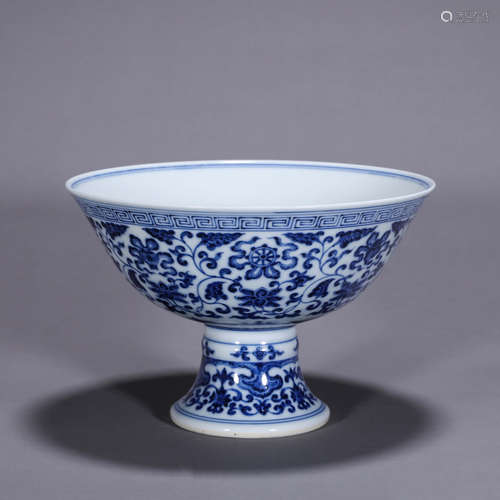 A blue and white interlocking flower porcelain cup