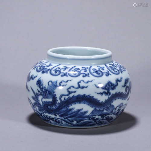 A blue and white cloud and dragon porcelain jar