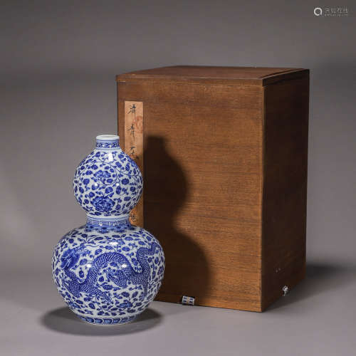 A blue and white dragon and phoenix porcelain gourd-shaped v...