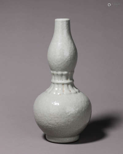 A Ge kiln porcelain gourd-shaped vase