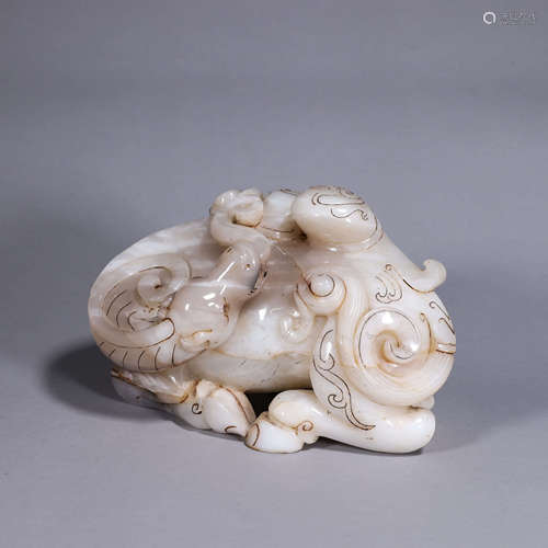 A Hetian jade silver-inlaid beast ornament