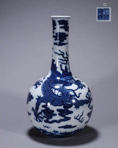A blue and white cloud and dragon porcelain tianqiuping