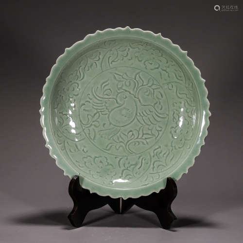 A flower Longquan kiln porcelain plate