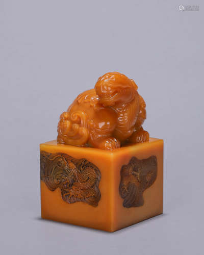 A cloud and dragon Tianhuang stone seal
