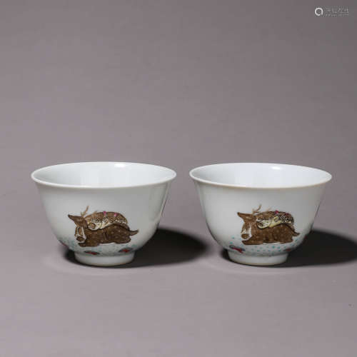 A pair of famille rose deer porcelain bowls