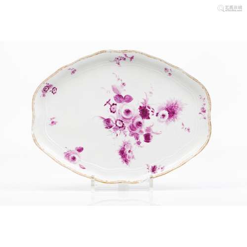 Scalloped oval serving platter