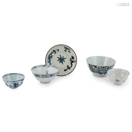 GROUP OF FIVE BLUE AND WHITE WARES QING DYNASTY, 18TH