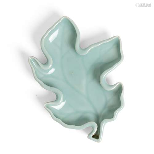 PEA-GREEN-GLAZED LEAF-FORMED BRUSH WASHER QIANLON…