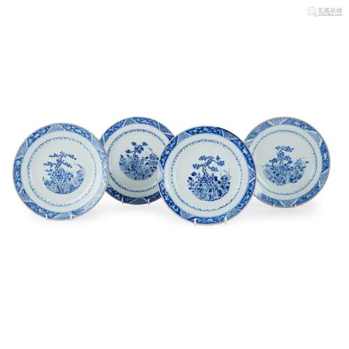 GROUP OF FOUR BLUE AND WHITE PLATES QING DYNASTY, 18TH