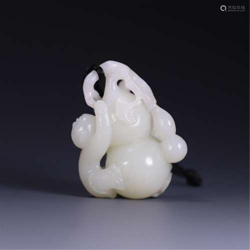 A WHITE JADE CARVED DECORATION