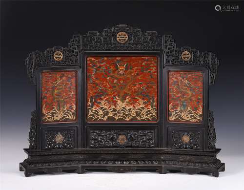 A RED LACQUERED DRAGONS INLAID HARDWOOD TABLE SCREEN