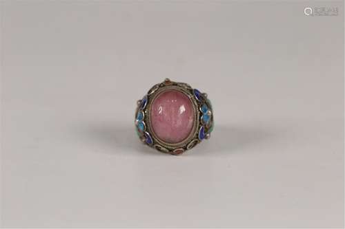 A SILVER RING INLAID WITH RED HARD-STONE