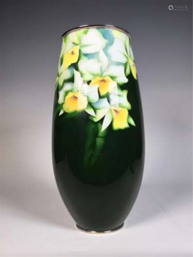 A CHINESE GREEN COLOR FLOWERS PATTERN VASE