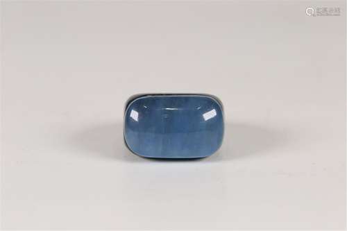 A JADE RING INLAID WITH SEA BLUE HARD-STONE