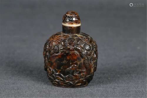 A CARVED 'PINE AND CRANE' AGATE SNUFF BOTTLE