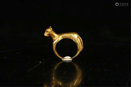 A GILT BRONZE BEAST SHAPED RING