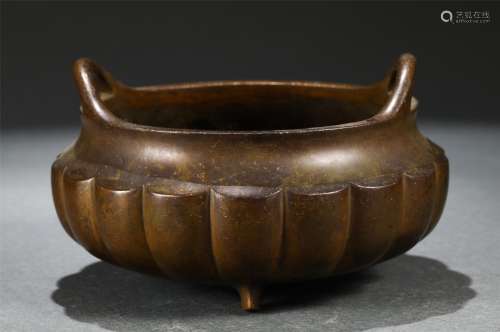 A BRONZE TRIPOD INCENSE BURNER WITH DOUBLE HANDLES